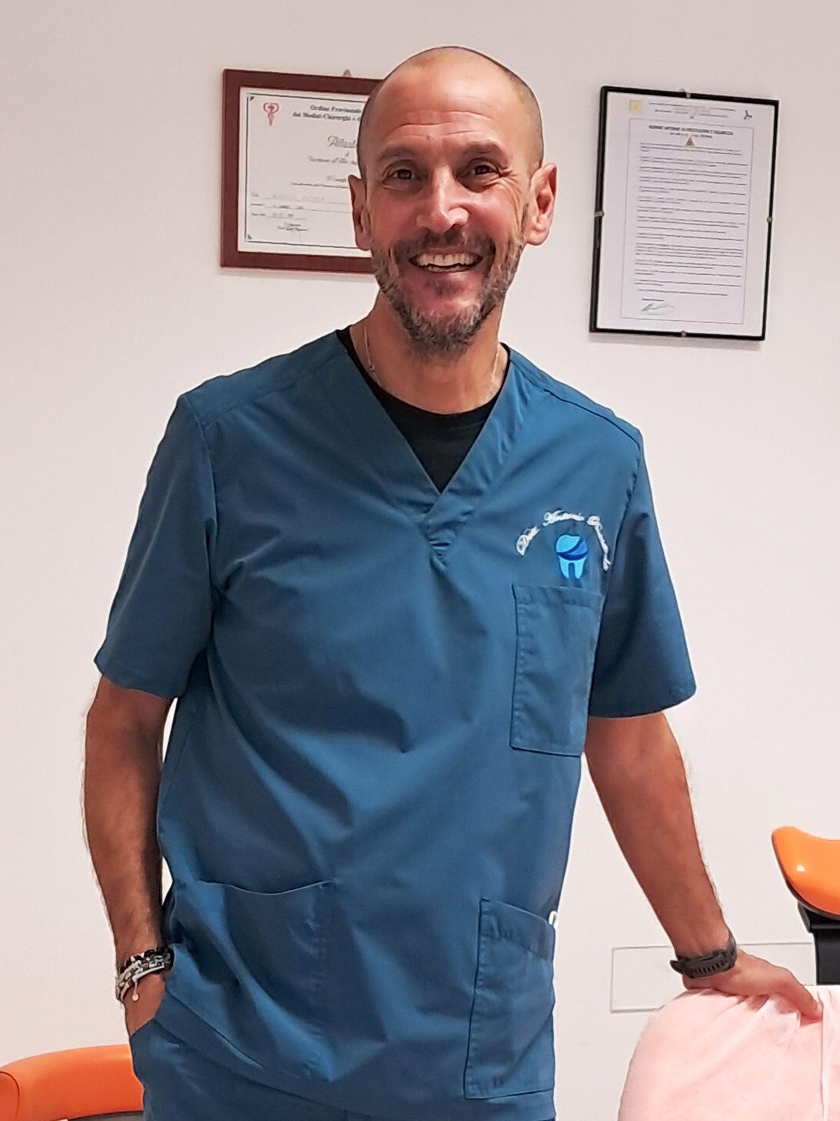 Dott. Antonio Bernardo nello studio dentistico a Roma